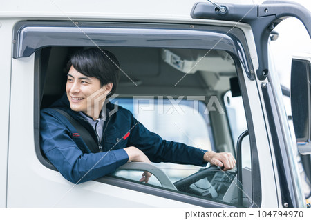 坐在駕駛座上的微笑的卡車司機 104794970