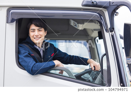 坐在駕駛座上的微笑的卡車司機 104794971