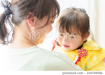 母親擁抱穿著七五山和服的女孩 母親擁抱穿著七五山和服的女孩 104794988