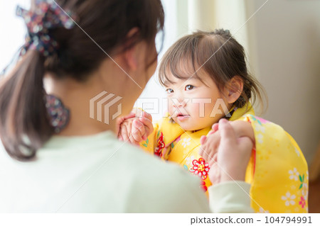 穿著七五山和服的女孩和母親 104794991