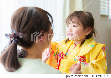 穿著七五山和服的女孩和母親 穿著七五山和服的女孩和母親 104794994