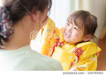 穿著七五山和服的女孩和母親 104795001