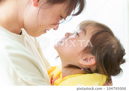 母親擁抱穿著七五山和服的女孩 104795008