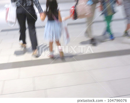 走在人行道上的母女和路人(模糊) 走在人行道上的母女和路人(模糊) 104796076
