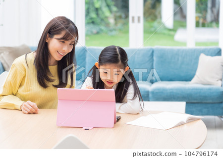 Child learning tablet in the living room (childcare/childcare) 104796174
