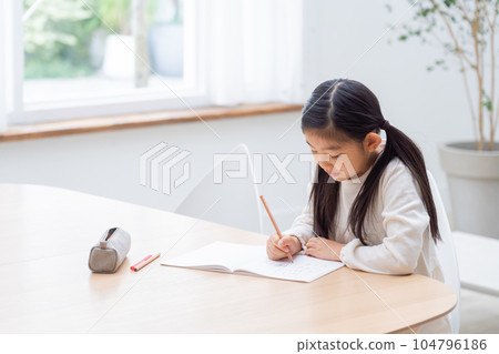 Children studying in the living room (childcare/childcare) 104796186