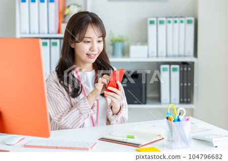 在辦公室工作的年輕女工程師 在辦公室工作的年輕女工程師 104796682