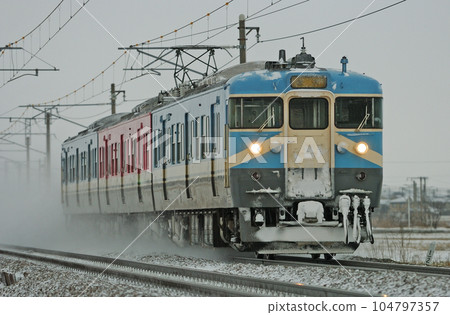 北陸本線 三河～加賀笠間 JR西日本 415系 800系 C09編組（金澤） 104797357