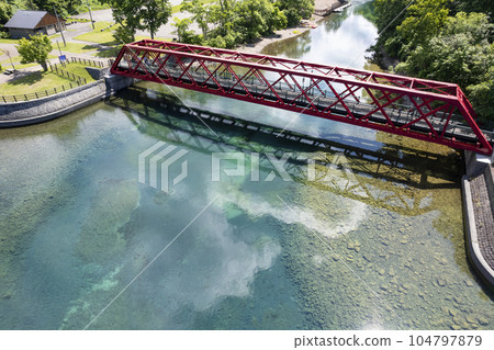 Aerial view of Lake Shikotsu in summer (Yamasen Railway Bridge) 104797879