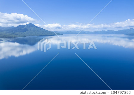 夏季支笏湖鳥瞰圖（倒影） 104797893