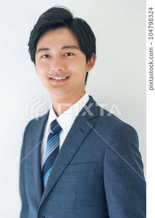 微笑的商人看著相機 104798324