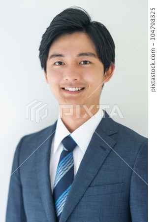 微笑的商人看著相機 104798325