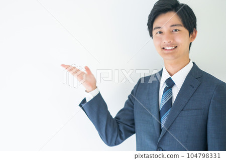看著相機擺出推薦姿勢的商人 104798331