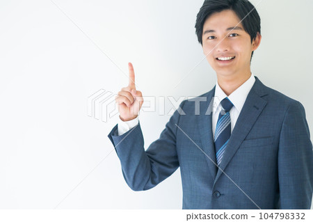 一個商人第一個姿勢看著相機 104798332