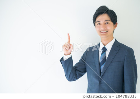 一個商人第一個姿勢看著相機 104798333