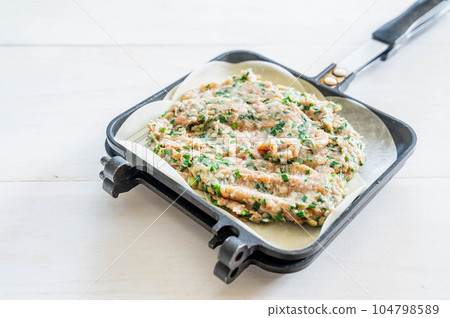 Unfold the gyoza ingredients 104798589