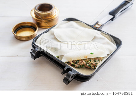 未包裝的餃子製作和酒精爐 104798591