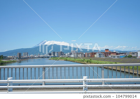 Numazu city Mt.Fuji on the bridge 104799014