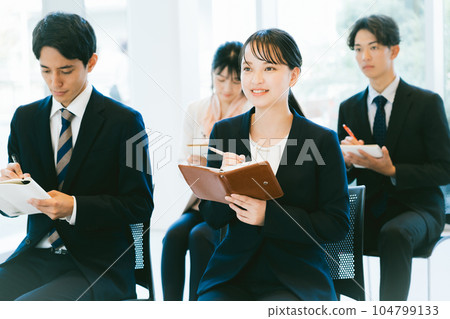 參加研討會的工人 104799133