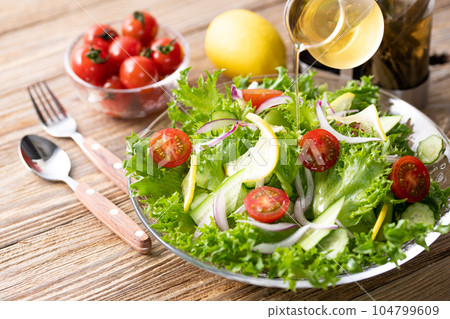 色彩繽紛的蔬菜沙拉，配有美味的調料（健康早餐）巴恩伍德背景 104799609
