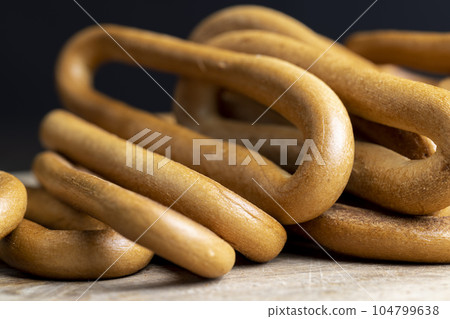Wheat dried crispy long bagels 104799638