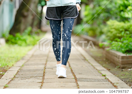 行走足膝關節 104799787