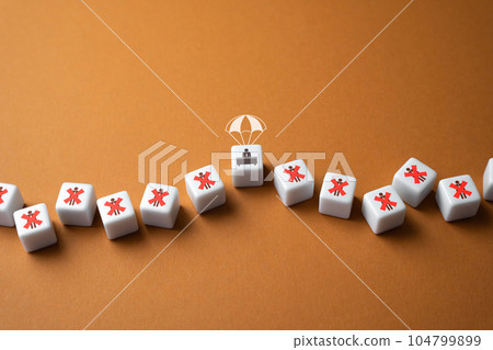 Rescue of the head during the mass layoffs of ordinary employees. Dishonesty and cruelty of business. Financial package or benefits provided to executives upon their dismissal from a company. 104799899