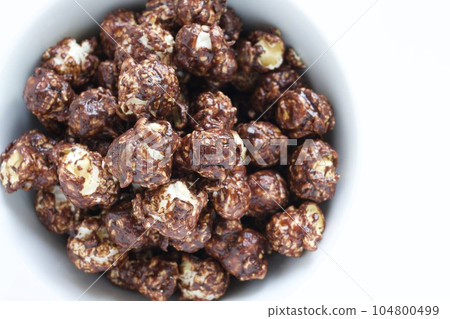 homemade chocolate popcorn 104800499