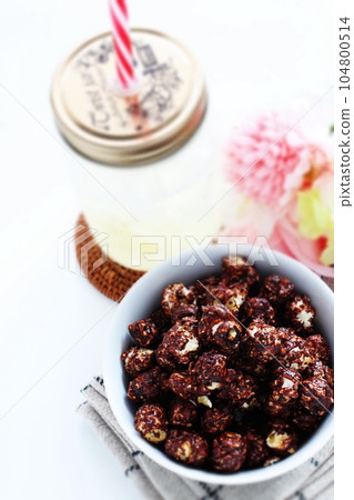 巧克力爆米花和梅森罐檸檬水 104800514