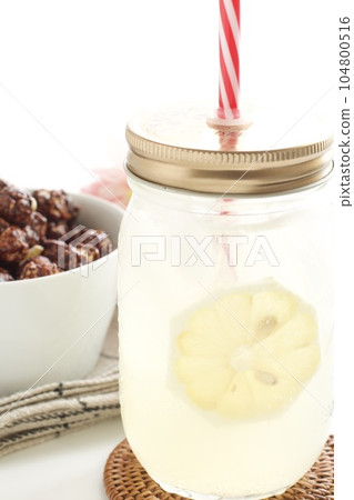 巧克力爆米花和梅森罐檸檬水 104800516