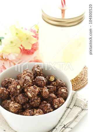 巧克力爆米花和梅森罐檸檬水 巧克力爆米花和梅森罐檸檬水 104800520