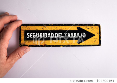 Work Safety Concept. Text on the direction arrow in Spanish 104800564