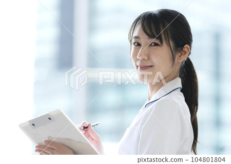年輕女護士 年輕女醫務工作者 104801804