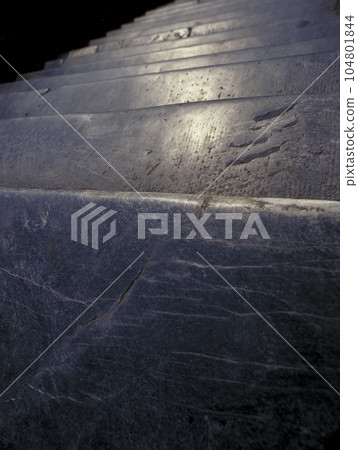 頤和園陽光下的石階通向佛閣 104801844