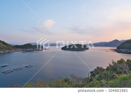 [From the Ine Funaya (Evening) Ine Bay Funaya Group Observatory] Hirata, Ine-cho, Yosyo-gun, Kyoto 104801981