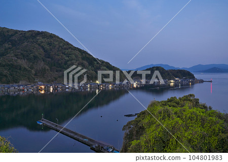 [From the Ine Funaya (Evening) Ine Bay Funaya Group Observatory] Hirata, Ine-cho, Yosyo-gun, Kyoto 104801983