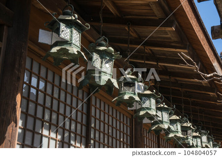 奈良春日大社漂浮的傳統燈籠 奈良春日大社漂浮的傳統燈籠 104804057