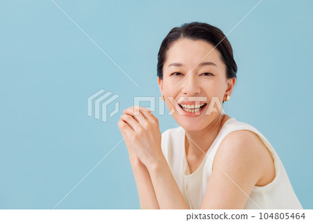 美麗女人藍背 104805464