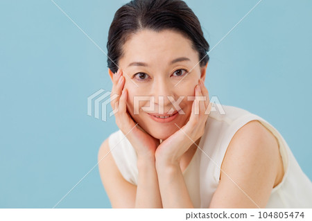 beauty woman blue back beauty woman blue back 104805474