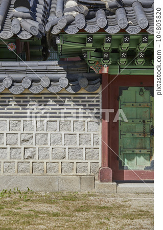 Korean traditional house, old palace, stone wall 104805820