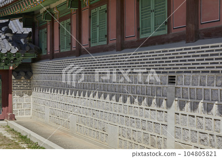 Korean traditional house, old palace, stone wall 104805821