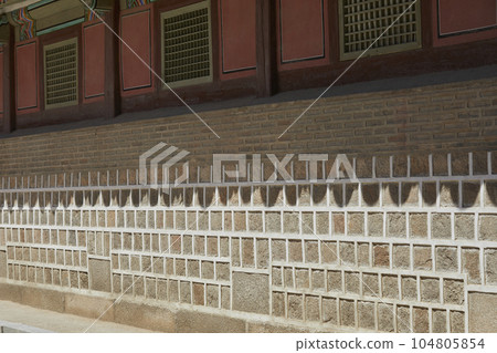 Korean traditional house, old palace, stone wall 104805854