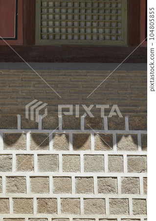 Korean traditional house, old palace, stone wall 104805855