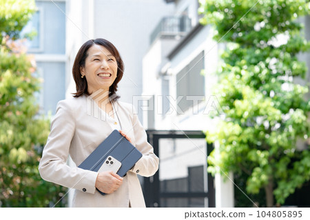 Business Sales Female Real Estate 104805895