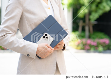 Business sales woman hand 104805901
