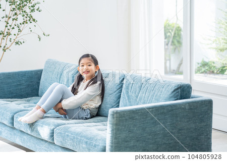 客廳裡微笑的孩子 客廳裡微笑的孩子 104805928