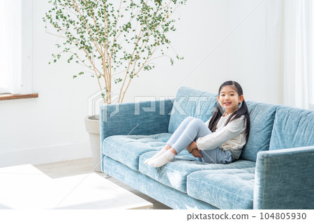 smiling child in the living room 104805930