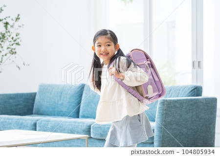 小學生背著書包 小學生背著書包 104805934