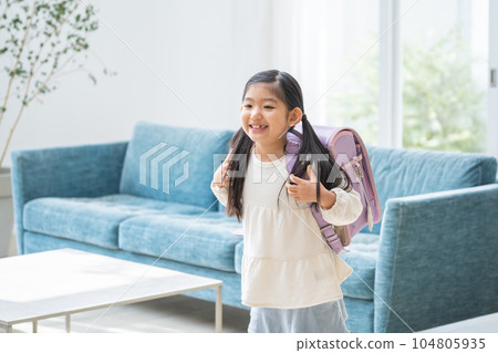 小學生背著書包 104805935
