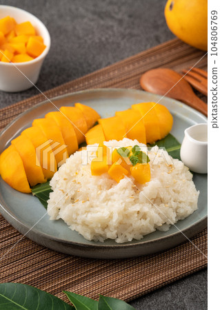 Mango sticky rice Thailand Mango stick rice カオニャオ・マムアン 104806769